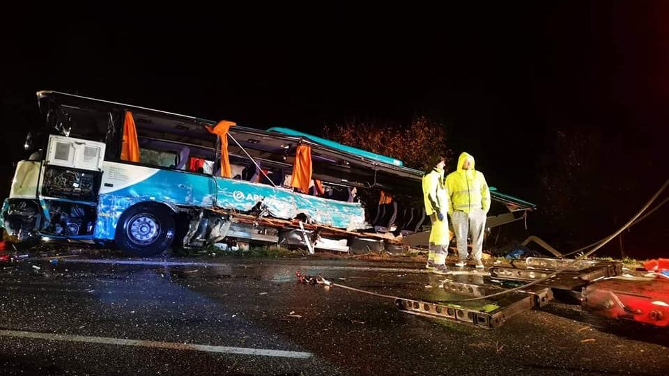 Záchranáři vyprostili autobus z příkopu. Při nehodě zahynulo 12 lidí, z toho pět dětí